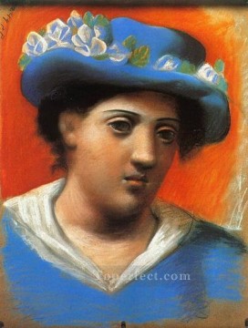 パブロ・ピカソ Painting - 花と青い帽子をかぶった女性 1921年 パブロ・ピカソ
